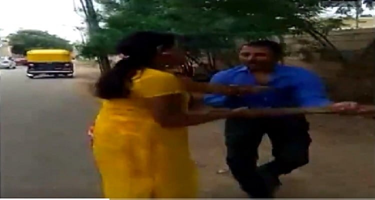 #MeToo: लोन के बदले मांगा जिस्म, महिला ने सरेआम चप्पल-डंडे और घूंसों से की धुनाई