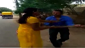 #MeToo: लोन के बदले मांगा जिस्म, महिला ने सरेआम चप्पल-डंडे और घूंसों से की धुनाई