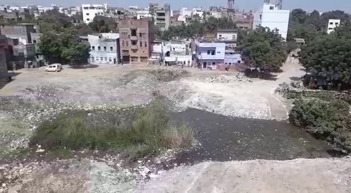 पीएम के संसदीय क्षेत्र में श्रीराम को आया चक्कर और होने लगीं उल्टियां, सफाई की मांग लेकर धरने पर बैठे  देव