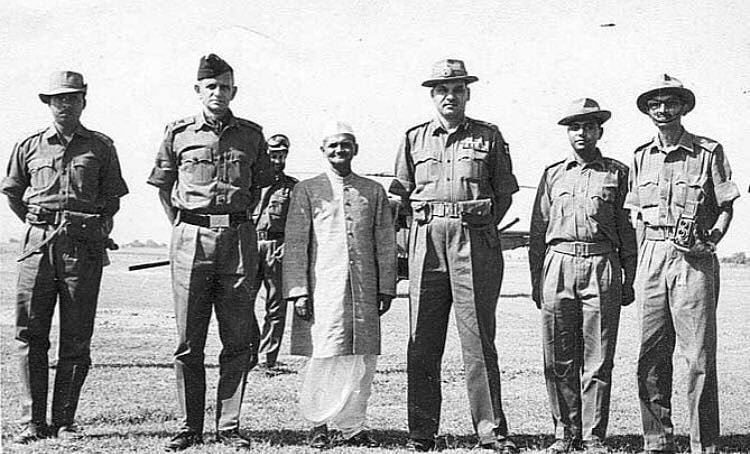 जन्मदिन विशेष: लाल बहादुर शास्त्री ने गांधी जी के पदचिन्हों पर चलकर भारत निर्माण में निभाई थी बड़ी भूमिका