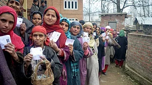 जम्मू-कश्मीर निकाय चुनाव: दूसरे चरण के लिए मतदान, कड़ी सुरक्षा के बीच डाले जा रहे हैं वोट