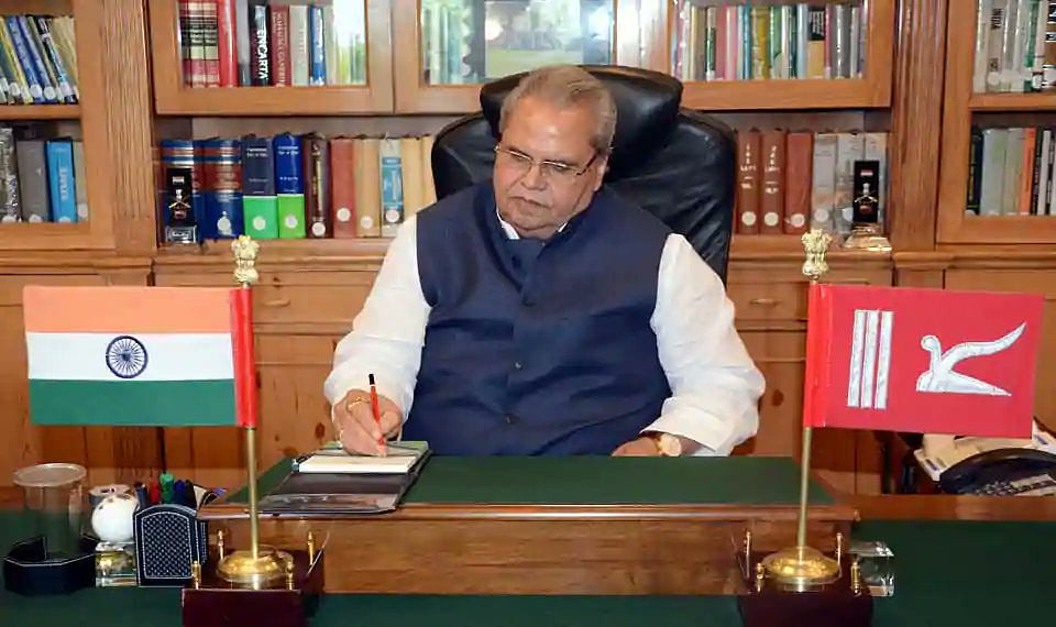 जम्मू-कश्मीर: राज्यपाल ने कहा, पिछली सरकार में हुआ रोजगार घोटाला, राजनीतिक पार्टियों ने पूछे आरोपियों के नाम  