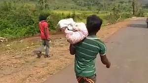 ओडिशा: पिता को नहीं मिली मदद तो 8 किलोमीटर तक बेटी के शव को कंधों पर ढोया, तितली तूफान में हुई थी मौत