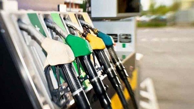 देश में फिर बढ़े तेल के दाम, दिल्ली, कोलकाता और चेन्नई में डीजल रिकार्ड ऊंचाई पर