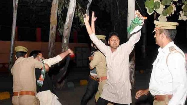 लखनऊ: गुजरात में हिंदी भाषी लोगों के साथ हिंसा को लेकर सीएम विजय रूपाणी को दिखाए गए काले झंडे