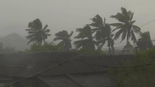 ओडिशा में ‘तितली’ तूफान का तांडव, तेज हवाओं से गिरे पेड़, कई इलाकों में भारी बारिश