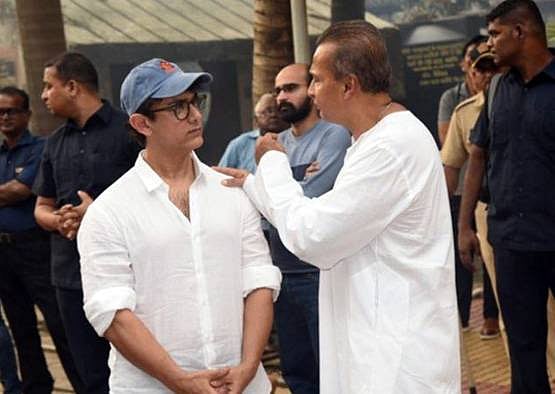 कृष्णा राज कपूर को आखिरी विदाई देने उमड़ा बॉलीवुड, मां को मुखाग्नि देते हुए भावुक हुए रणधीर और राजीव