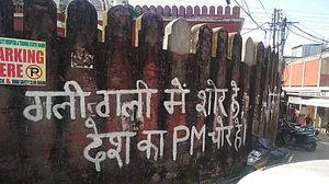 बीजेपी शासित हिमाचल में अब दीवारों पर दिखने लगे हैं नारे, ‘गली-गली में शोर है, देश का पीएम #@*$ है’