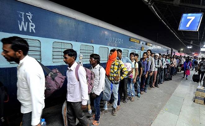 वक्त-बेवक्त: अपनों को अजनबी बनाने वाला राजनीतिक औजार है अप्रवासियों पर हमला