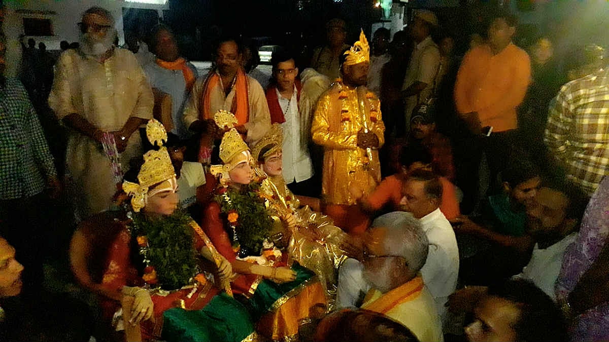 पीएम के संसदीय क्षेत्र में श्रीराम को आया चक्कर और होने लगीं उल्टियां, सफाई की मांग लेकर धरने पर बैठे  देव