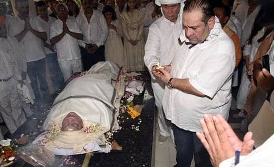 कृष्णा राज कपूर को आखिरी विदाई देने उमड़ा बॉलीवुड, मां को मुखाग्नि देते हुए भावुक हुए रणधीर और राजीव