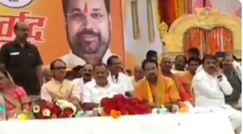 मध्य प्रदेश: शिवराज और व्यापमं घोटाले में जेल गए  लक्ष्मीकांत दिखे एक मंच पर, कांग्रेस का तंज- राज को राज रहने दो