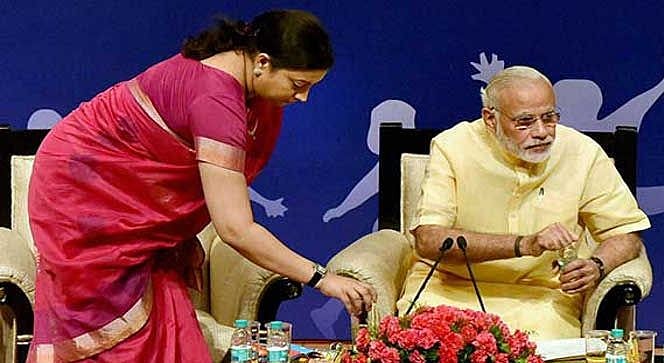 सबरीमाला: बीजेपी की पुरातनपंथी विचारधारा के प्रति वफादारी में अपने औरत होने को भी भूल गईं स्मृति ईरानी!