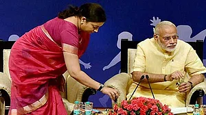 सबरीमाला: बीजेपी की पुरातनपंथी विचारधारा के प्रति वफादारी में अपने औरत होने को भी भूल गईं स्मृति ईरानी!