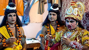 रामलीलाः ग्रीन रूम में बसी कलाकारों की दुनिया बहुत सी सांसारिक मान्यताओं को दरकिनार करती है, देखें तस्वीरें