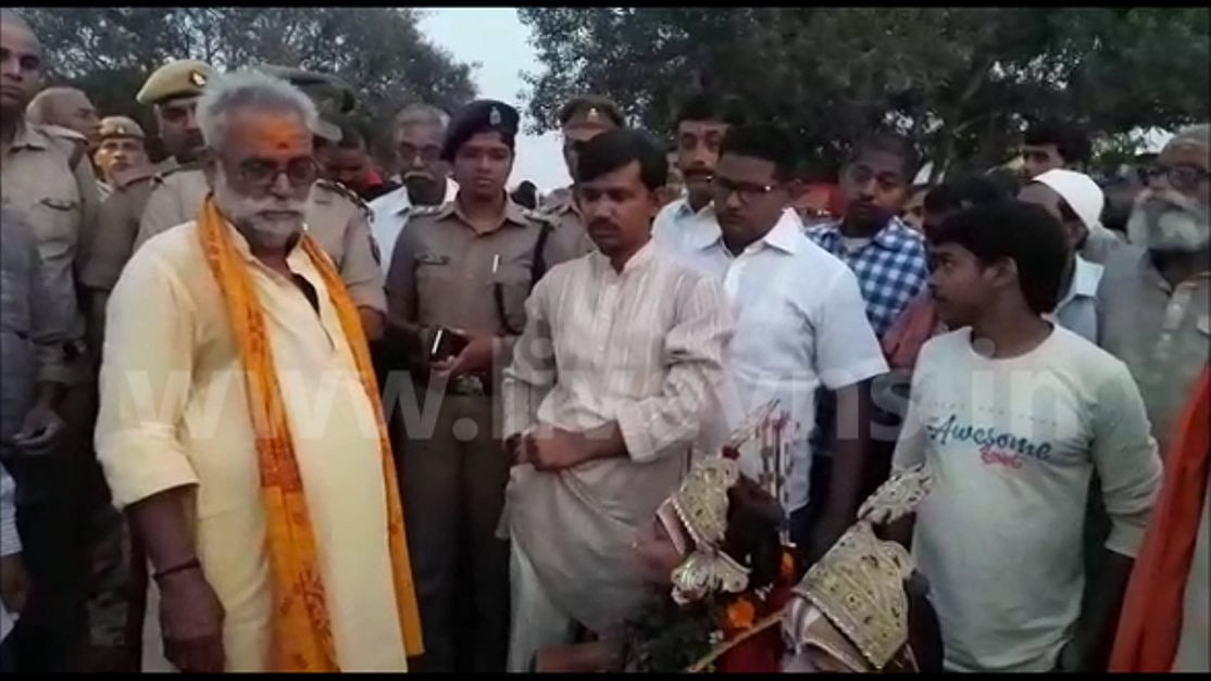 पीएम के संसदीय क्षेत्र में श्रीराम को आया चक्कर और होने लगीं उल्टियां, सफाई की मांग लेकर धरने पर बैठे  देव