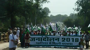हज़ारों भूमिहीन सत्याग्रहियों का दिल्ली कूच, ग्वालियर में समझाने गए शिवराज को बैंरग लौटाया
