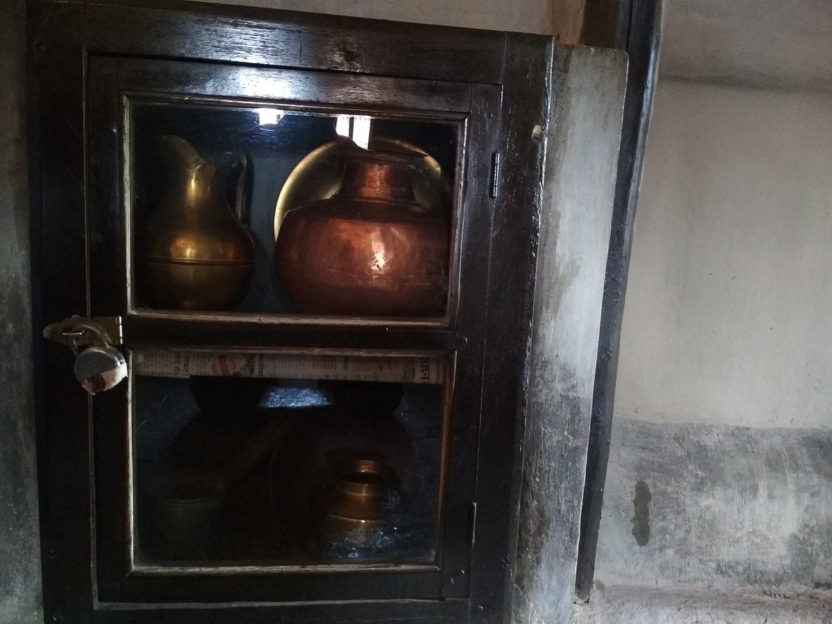 यह तांबे का वो कलश है जिसमें बापू की अस्थियां दिल्ली से सेवाग्राम लाई गई थीं। फरवरी 1948 में बापू को सेवाग्राम आना था। आश्रम के लोग उनका इंतजार कर ही रहे थे कि 31 जनवरी को उनकी हत्या कर दी गई। बापू अस्थि के रूप में इस कलश के साथ उस सेवाग्राम आश्रम में वापस लौटे जहां उन्होंने अपनी जिंदगी के आखिरी के 10 साल बिताए थे।