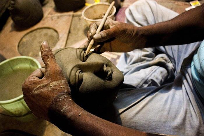 दुर्गा पूजा की तैयारी जोरों पर, परंपरा के तहत तवायफ के कोठे की मिट्टी से मूर्ति बनाने में जुटे कलाकार