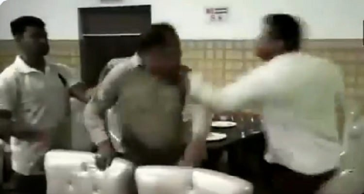 वीडियोः यूपी के मेरठ  में आपे से बाहर हुआ बीजेपी पार्षद, दारोगा को गिरा-गिराकर पीटा, महिला वकील से हाथापाई