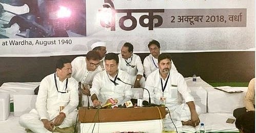  कार्यसमिति की बैठक के बाद कांग्रेस बोली, बापू के चश्मे को प्रचार के लिए उधार लेती है बीजेपी, अपना नहीं सकती
