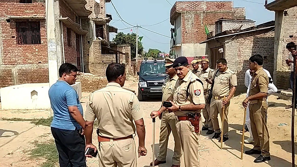 यूपी: योगी के इलाके गोरखपुर से सटे महाराजगंज में सांप्रदायिक तनाव, भगवा झंडा लगाने पर हिंसा, कई घायल