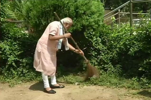 व्यंग्य: लेटर टू बापू फ्रॉम इंडिया दैट इज़ भारत, सेल्फी विद झाड़ू 
