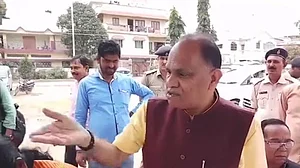 झारखंड: शहर की साफ-सफाई पर सवाल पूछने पर भड़के बीजेपी के मंत्री, सबके सामने पत्रकार को किया अपमानित