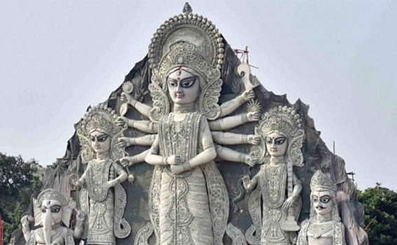दुर्गा पूजा की तैयारी जोरों पर, परंपरा के तहत तवायफ के कोठे की मिट्टी से मूर्ति बनाने में जुटे कलाकार