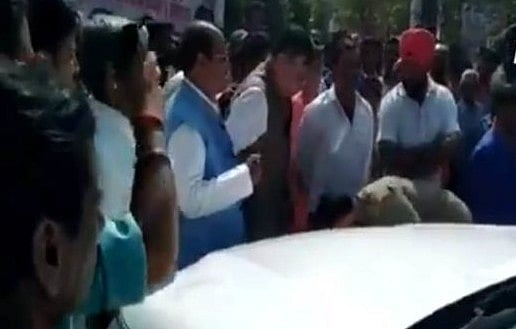 वीडियो:  गाड़ी में हल्की  टक्कर के बाद पुलिस वाले से पैर छुआते कैमरे में कैद हुए केंद्रीय मंत्री सतीश महाना