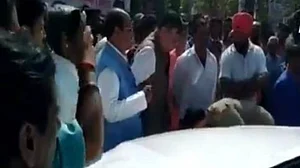 वीडियो: गाड़ी में हल्की टक्कर के बाद पुलिस वाले से पैर छुआते कैमरे में कैद हुए केंद्रीय मंत्री सतीश महाना