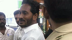 विशाखापट्टनम एयरपोर्ट में वाईएसआर कांग्रेस प्रमुख जगन मोहन रेड्डी पर चाकू से हमला, हिरासत में हमलावर