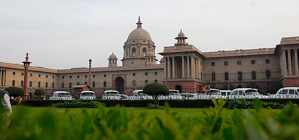 सीबीआई का घमासान: केंद्र की नौकरशाही में मोदी के चहेते गुजरात काडर के अफसरों का बोलबाला है असली वजह