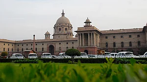 सीबीआई का घमासान: केंद्र की नौकरशाही में मोदी के चहेते गुजरात काडर के अफसरों का बोलबाला है असली वजह
