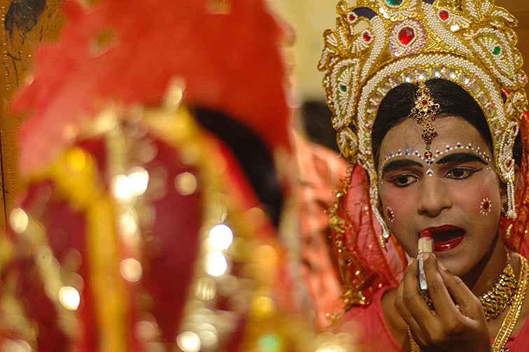 रामलीलाः ग्रीन रूम में बसी कलाकारों की दुनिया बहुत सी सांसारिक मान्यताओं को दरकिनार करती है, देखें तस्वीरें