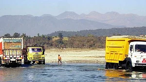 बीजेपी शासित राज्यों में खनन जारी है, सारी रेत सरकारी है : खुलेआम हो रही है नदियों-पहाड़ों की हत्या