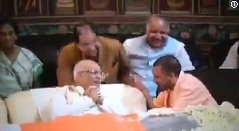 वीडियो: एन डी तिवारी के अंतिम संस्कार में योगी आदित्यनाथ ने अपने मंत्रियों के साथ लगाए ठहाके