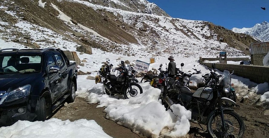 हिमाचल प्रदेश में ताजा बर्फबारी से बढ़ी मुश्किलें, सैकड़ों सैलानी रास्ते में फंसे