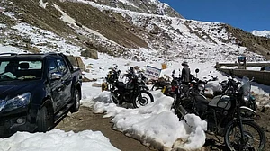 हिमाचल प्रदेश में ताजा बर्फबारी से बढ़ी मुश्किलें, सैकड़ों सैलानी रास्ते में फंसे
