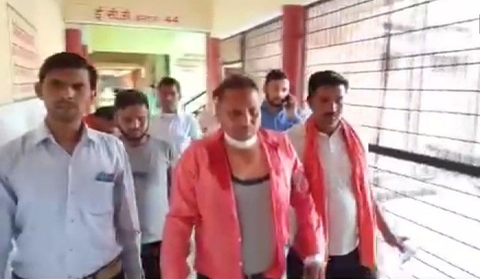 यूपीः हाथरस में आरएसएस के शस्त्र पूजा में जमकर फायरिंग, बीजेपी विधायक के बेटे की गोली से स्थानीय पत्रकार घायल