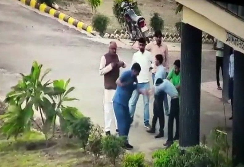 मध्य प्रदेश: शिवपुरी के टोल प्लाजा पर बीजेपी सांसद की दबंगई, पहचान पत्र मांगने पर भड़के, टोलकर्मियों को पीटा 