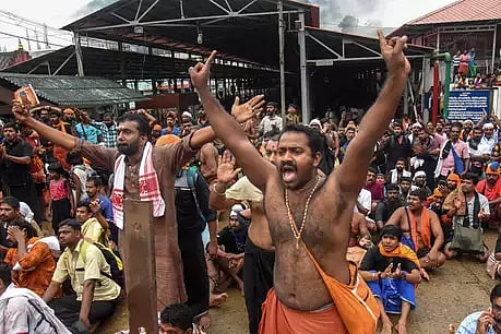  सबरीमाला: महिलाओं के प्रवेश का विरोध करने वाले प्रदर्शनकारियों पर कार्रवाई, 2 दिन में 2 हजार गिरफ्तार