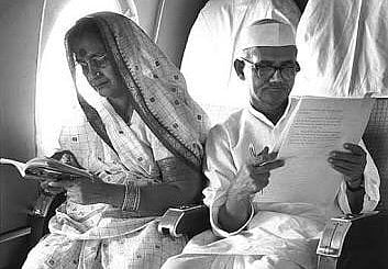 जन्मदिन विशेष: लाल बहादुर शास्त्री ने गांधी जी के पदचिन्हों पर चलकर भारत निर्माण में निभाई थी बड़ी भूमिका