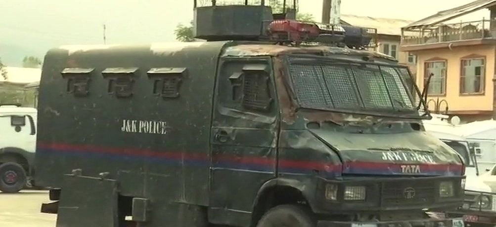 जम्मू-कश्मीर: सुरक्षाबलों के साथ मुठभेड़ में 3 आतंकी ढेर, पुलिस का एक जवान शहीद 