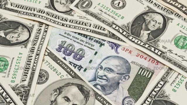 अर्थजगतः डॉलर के मुकाबले रुपये में भारी गिरावट और चांदी 95,000 रुपये के पार, सोना भी मजबूत