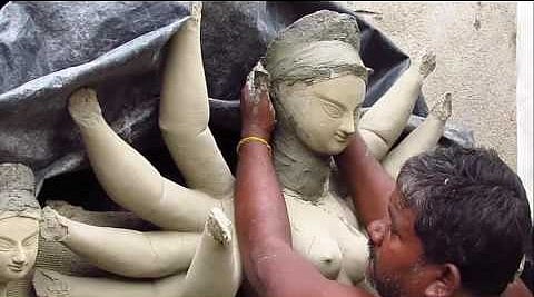 दुर्गा पूजा की तैयारी जोरों पर, परंपरा के तहत तवायफ के कोठे की मिट्टी से मूर्ति बनाने में जुटे कलाकार