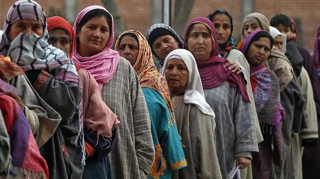 जम्मू-कश्मीर: निकाय चुनाव के आखिरी चरण के लिए मतदान, कड़ी सुरक्षा के बीच डाले जा रहे हैं वोट