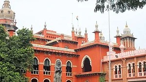 तमिलनाडु: एआईएडीएमके के 18 विधायक अयोग्य करार, स्पीकर के फैसले पर मद्रास हाई कोर्ट की लगी मुहर