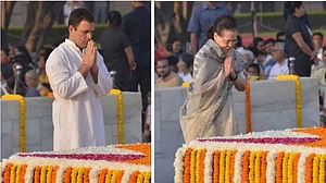 गांधी जयंती: राहुल, सोनिया गांधी और पीएम मोदी ने राजघाट पहुंचकर बापू को दी श्रद्धांजलि