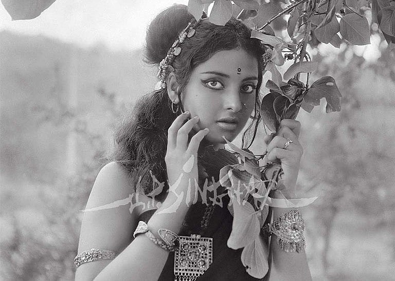 जन्मदिन विशेष: खूबसूरती एक राज है, तन्हाई उनके साथ है, और एक नदी की तरह बहती जा रही हैं रेखा
